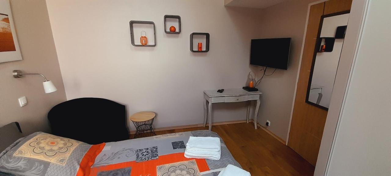 Вилла Le Dionysien *** Saint-Denis-de l'Hotel Экстерьер фото